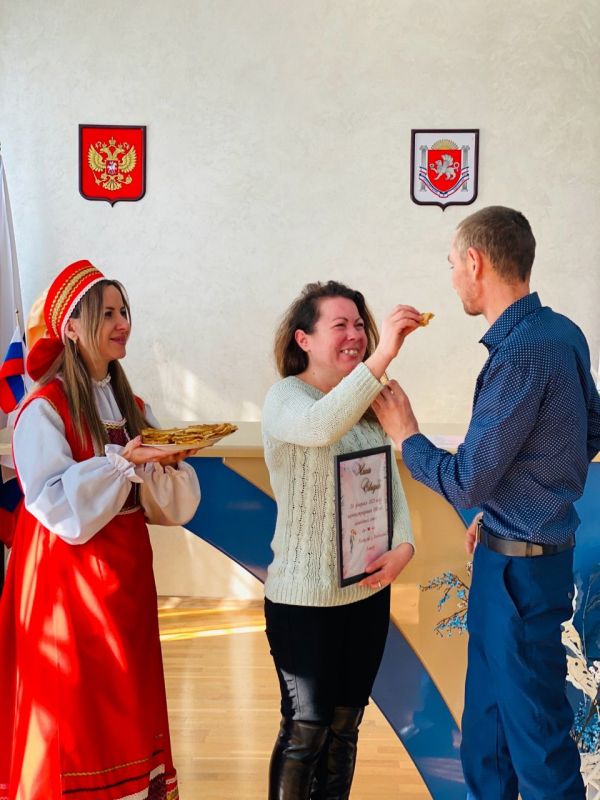 Феодосийский городской отдел ЗАГС в праздничные дни провёл торжественную церемонию регистрации брака 100-ой пары молодоженов этого года. Феодосийский городской отдел ЗАГС в праздничные дни провёл торжественную церемонию регистрации брака 100-ой пары молодоженов этого года.