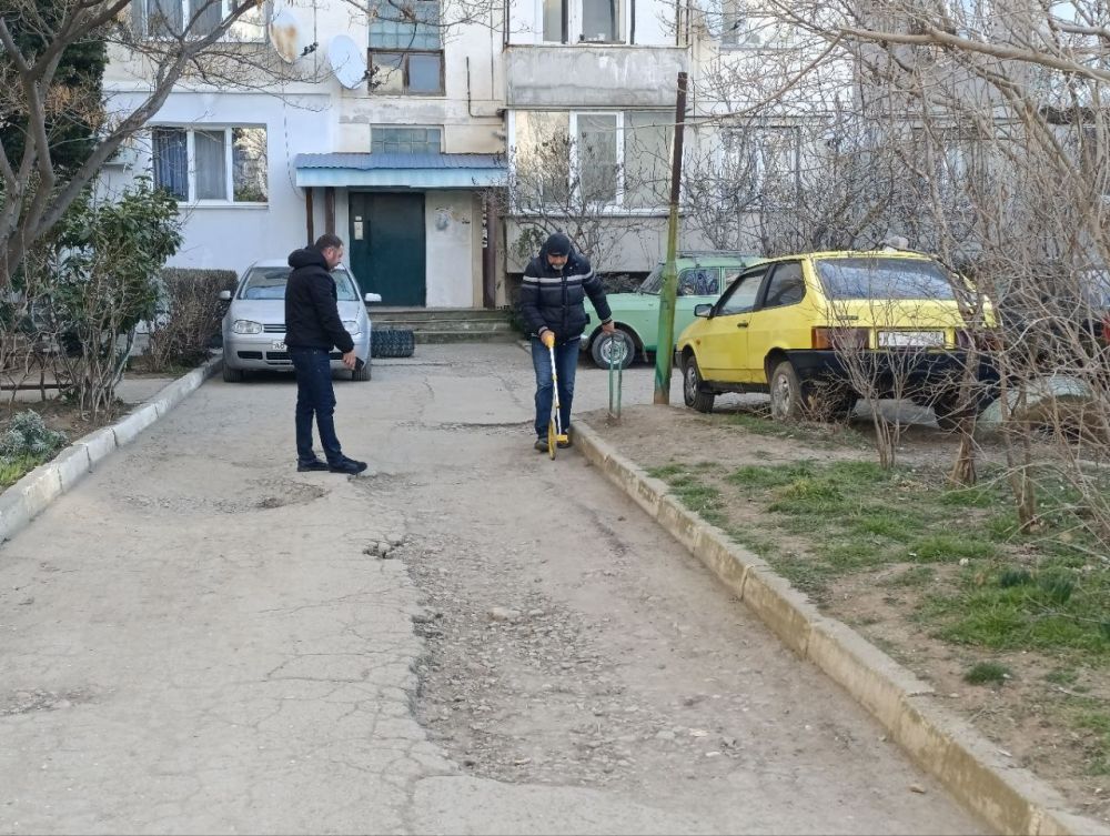 По поручению главы администрации Бахчисарайского района Анжелики Ястребовой, заместитель Андрей Падалко, совместно с главой Табачненского поселения Анной Присяжнюк проинспектировал ход выполнения работ по благоустройству... По поручению главы администрации Бахчисарайского района Анжелики Ястребовой, заместитель Андрей Падалко, совместно с главой Табачненского поселения Анной Присяжнюк проинспектировал ход выполнения работ по благоустройству...