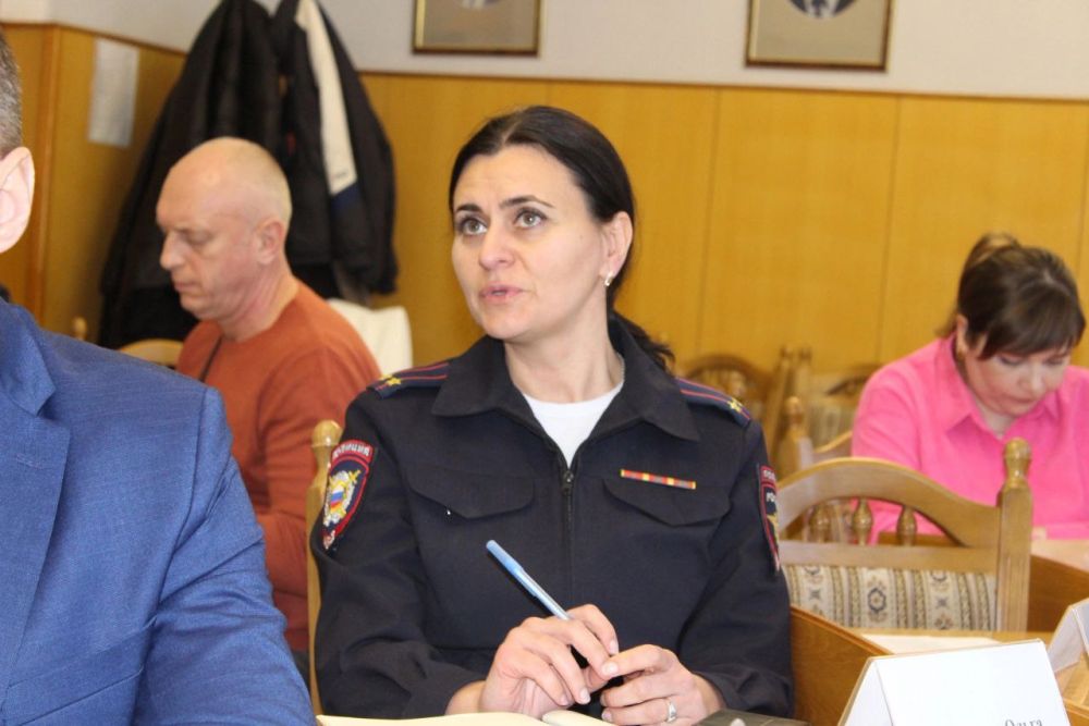 Заместитель председателя Госкомнаца Крыма Айкуи Арутюнян приняла участие в заседании Регионального совета по гражданско-патриотическому воспитанию, профилактике терроризма и деструктивного поведения молодежи при вузе Заместитель председателя Госкомнаца Крыма Айкуи Арутюнян приняла участие в заседании Регионального совета по гражданско-патриотическому воспитанию, профилактике терроризма и деструктивного поведения молодежи при вузе