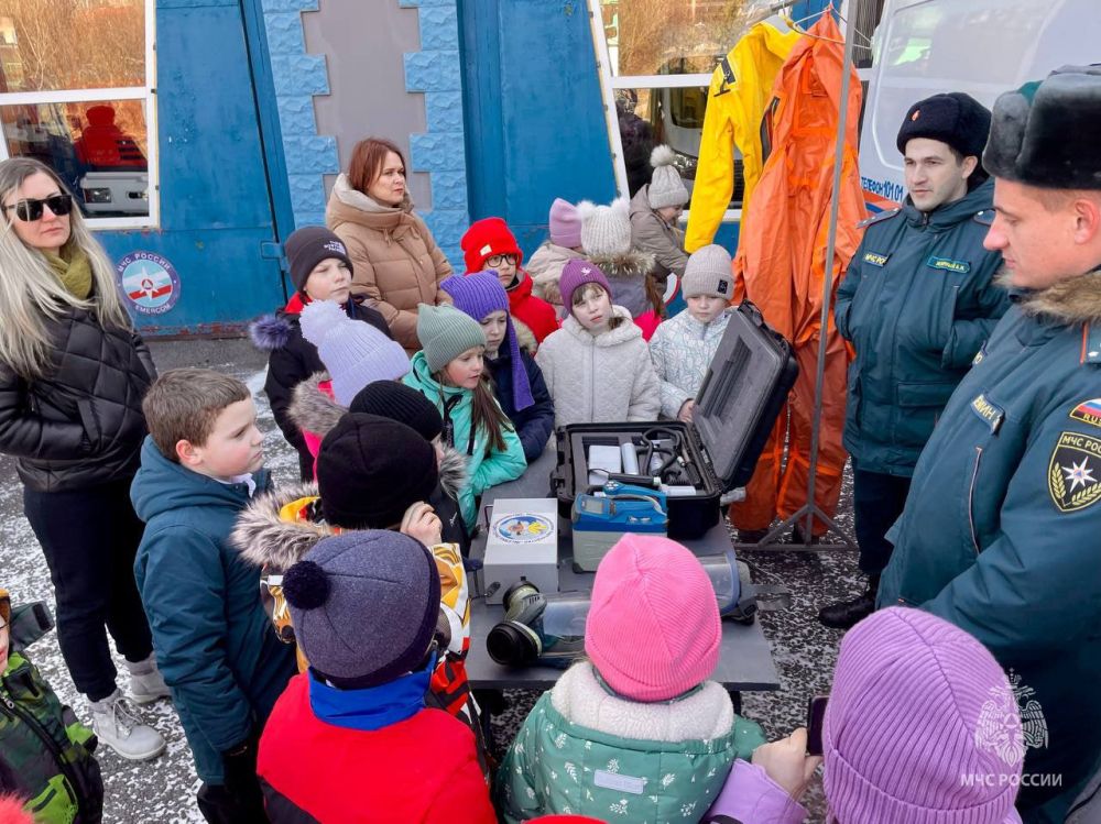 Во Всемирный день гражданской обороны сотрудники Специализированного отряда Главного управления МЧС России по Республике Крым провели для учеников симферопольских школ познавательное мероприятие, включавшее в себя... Во Всемирный день гражданской обороны сотрудники Специализированного отряда Главного управления МЧС России по Республике Крым провели для учеников симферопольских школ познавательное мероприятие, включавшее в себя...