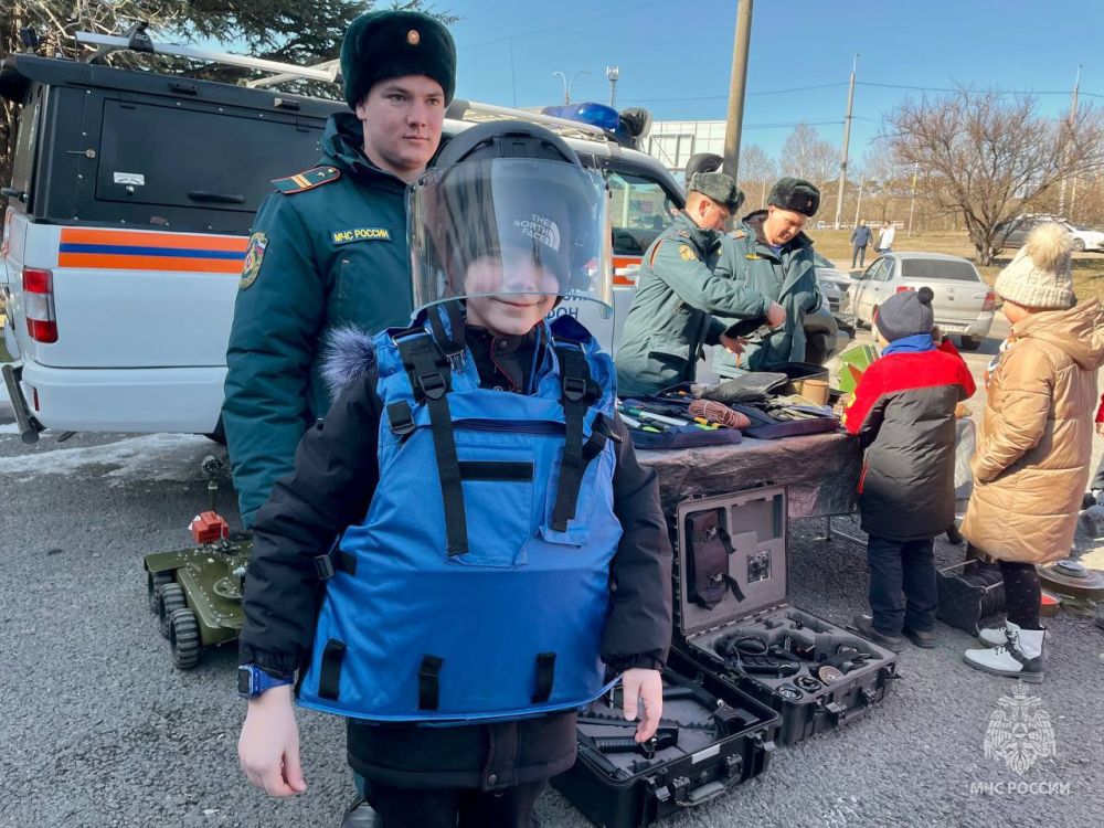 Во Всемирный день гражданской обороны сотрудники Специализированного отряда Главного управления МЧС России по Республике Крым провели для учеников симферопольских школ познавательное мероприятие, включавшее в себя... Во Всемирный день гражданской обороны сотрудники Специализированного отряда Главного управления МЧС России по Республике Крым провели для учеников симферопольских школ познавательное мероприятие, включавшее в себя...