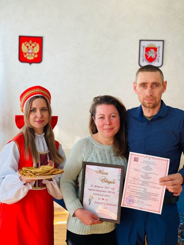 Феодосийский городской отдел ЗАГС в праздничные дни провёл торжественную церемонию регистрации брака 100-ой пары молодоженов этого года. Феодосийский городской отдел ЗАГС в праздничные дни провёл торжественную церемонию регистрации брака 100-ой пары молодоженов этого года.