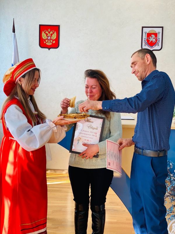 Феодосийский городской отдел ЗАГС в праздничные дни провёл торжественную церемонию регистрации брака 100-ой пары молодоженов этого года. Феодосийский городской отдел ЗАГС в праздничные дни провёл торжественную церемонию регистрации брака 100-ой пары молодоженов этого года.