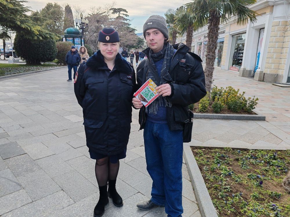 В Ялте сотрудники полиции продолжают профориентационную кампанию среди местных жителей В Ялте сотрудники полиции продолжают профориентационную кампанию среди местных жителей