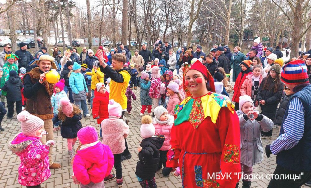 Сегодня в парке Гагарина провожали Масленицу: весело прощались с зимой и встречали долгожданную весну Сегодня в парке Гагарина провожали Масленицу: весело прощались с зимой и встречали долгожданную весну