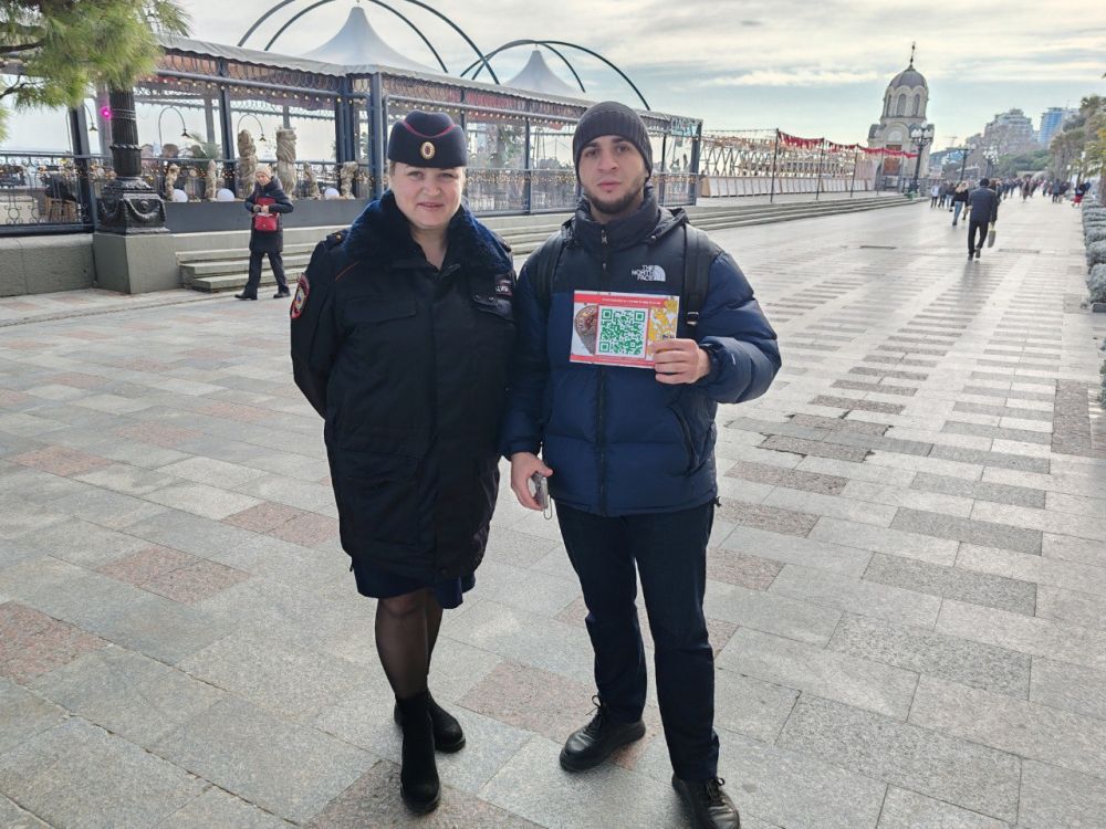 В Ялте сотрудники полиции продолжают профориентационную кампанию среди местных жителей В Ялте сотрудники полиции продолжают профориентационную кампанию среди местных жителей