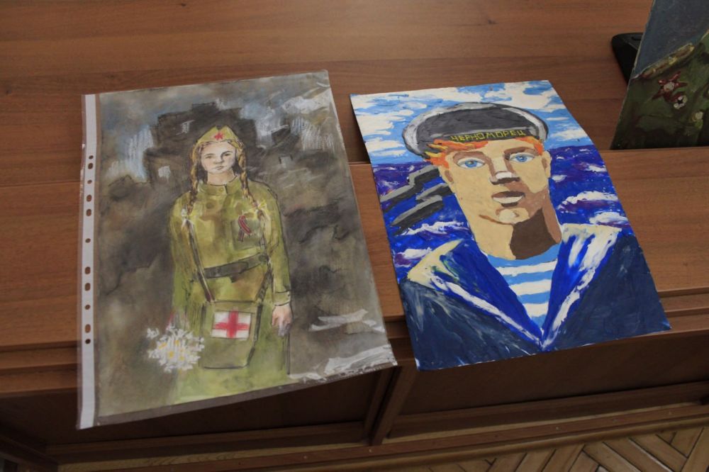 В Симферополе подвели итоги конкурса рисунков «Есть такая профессия – Родину защищать» В Симферополе подвели итоги конкурса рисунков «Есть такая профессия – Родину защищать»