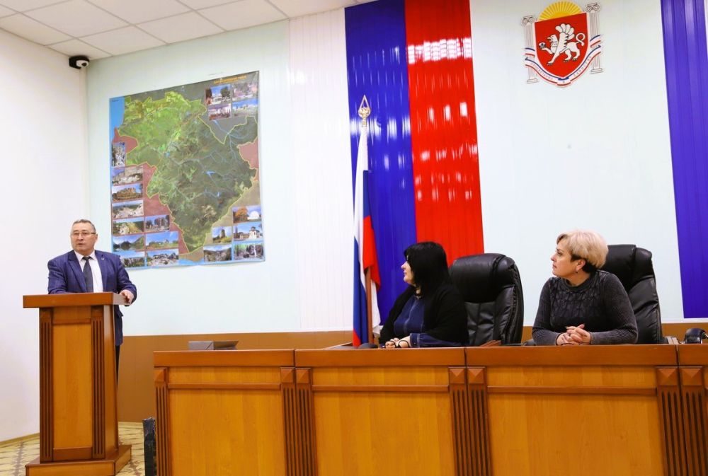 Ольга Урайкина: На совещание был приглашён Барилюк Николай Николаевич - советник управляющего Отделения по Республике Крым Южного главного управления Центрального банка Российской Федерации, который наградил победителей... Ольга Урайкина: На совещание был приглашён Барилюк Николай Николаевич - советник управляющего Отделения по Республике Крым Южного главного управления Центрального банка Российской Федерации, который наградил победителей...