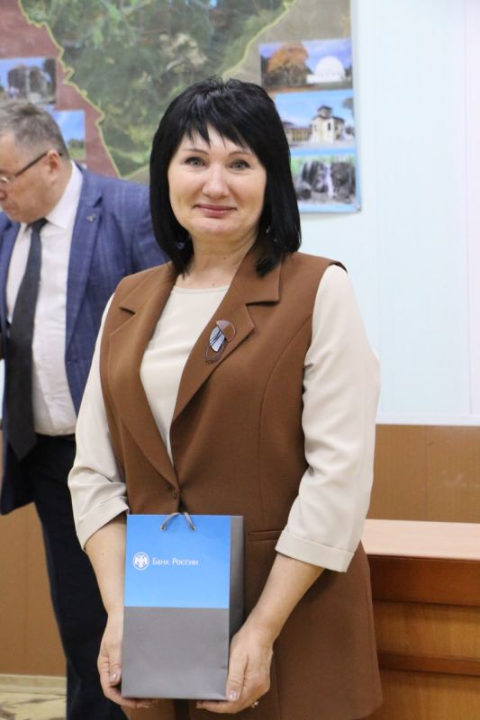 Ольга Урайкина: На совещание был приглашён Барилюк Николай Николаевич - советник управляющего Отделения по Республике Крым Южного главного управления Центрального банка Российской Федерации, который наградил победителей... Ольга Урайкина: На совещание был приглашён Барилюк Николай Николаевич - советник управляющего Отделения по Республике Крым Южного главного управления Центрального банка Российской Федерации, который наградил победителей...