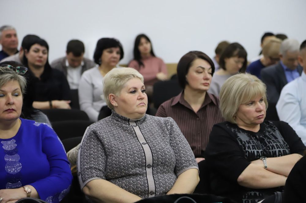 Анжелика Ястребова: На аппаратном совещании начальник Бахчисарайского района электрических сетей ГУП РК «Крымэнерго» Сергей Тякэ проинформировал о работе и графике обрезки деревьев под линиями электропередач в муниципальных... Анжелика Ястребова: На аппаратном совещании начальник Бахчисарайского района электрических сетей ГУП РК «Крымэнерго» Сергей Тякэ проинформировал о работе и графике обрезки деревьев под линиями электропередач в муниципальных...
