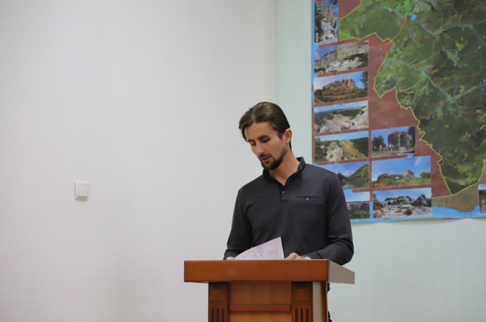 Анжелика Ястребова: На аппаратном совещании начальник Бахчисарайского района электрических сетей ГУП РК «Крымэнерго» Сергей Тякэ проинформировал о работе и графике обрезки деревьев под линиями электропередач в муниципальных... Анжелика Ястребова: На аппаратном совещании начальник Бахчисарайского района электрических сетей ГУП РК «Крымэнерго» Сергей Тякэ проинформировал о работе и графике обрезки деревьев под линиями электропередач в муниципальных...