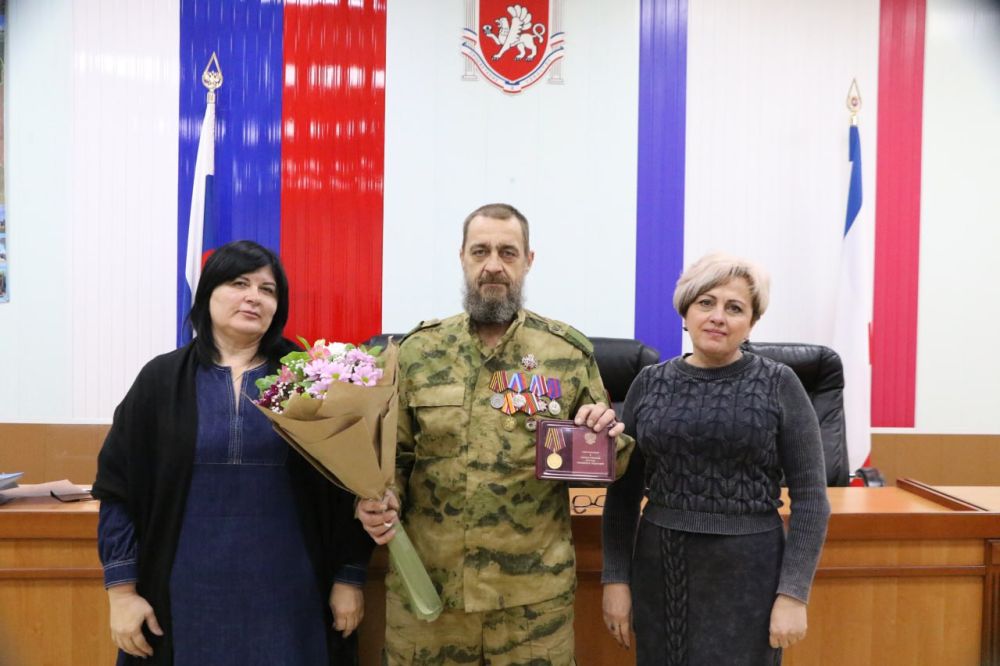 Ольга Урайкина: Сегодня перед аппаратным совещанием администрации Бахчисарайского района, по указу Президента Российской Федерации В.В Ольга Урайкина: Сегодня перед аппаратным совещанием администрации Бахчисарайского района, по указу Президента Российской Федерации В.В