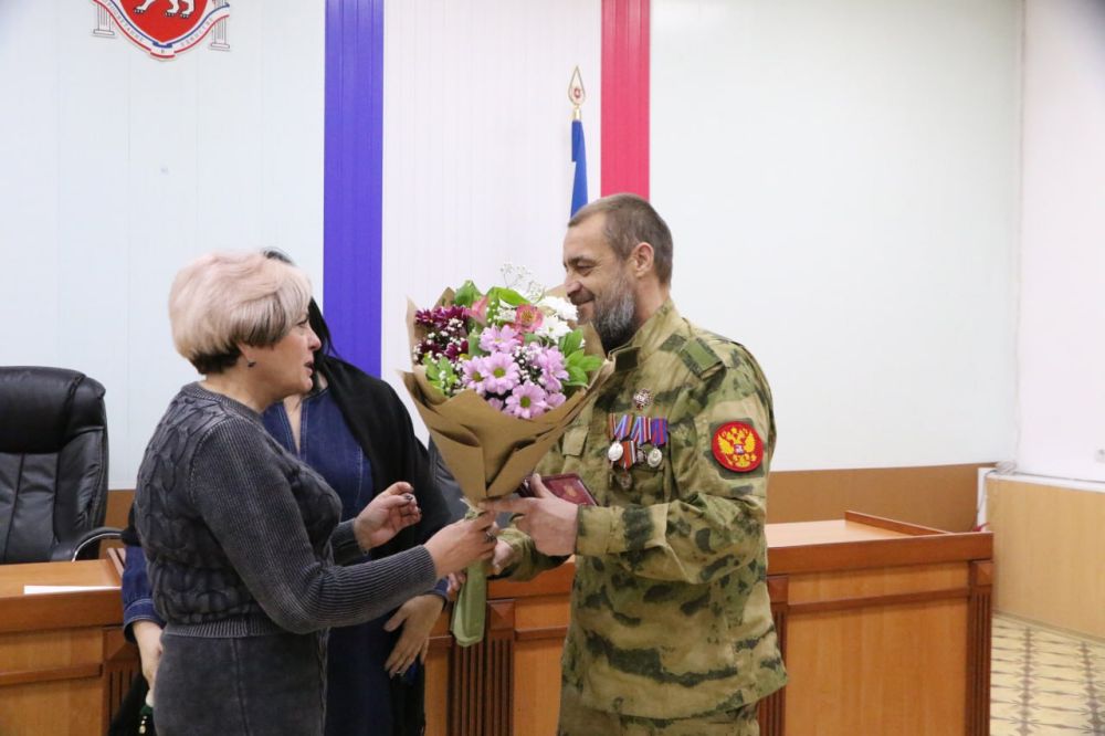 Ольга Урайкина: Сегодня перед аппаратным совещанием администрации Бахчисарайского района, по указу Президента Российской Федерации В.В Ольга Урайкина: Сегодня перед аппаратным совещанием администрации Бахчисарайского района, по указу Президента Российской Федерации В.В