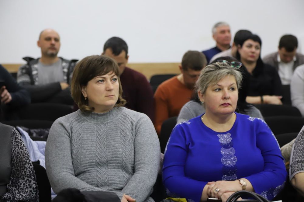 Анжелика Ястребова: На аппаратном совещании начальник Бахчисарайского района электрических сетей ГУП РК «Крымэнерго» Сергей Тякэ проинформировал о работе и графике обрезки деревьев под линиями электропередач в муниципальных... Анжелика Ястребова: На аппаратном совещании начальник Бахчисарайского района электрических сетей ГУП РК «Крымэнерго» Сергей Тякэ проинформировал о работе и графике обрезки деревьев под линиями электропередач в муниципальных...