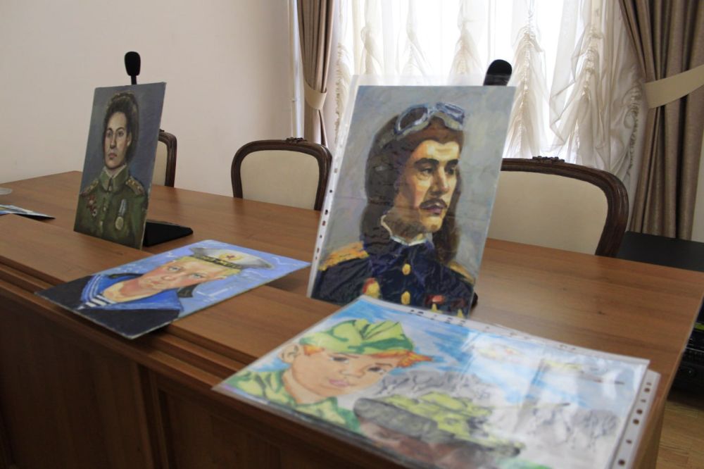 В Симферополе подвели итоги конкурса рисунков «Есть такая профессия – Родину защищать» В Симферополе подвели итоги конкурса рисунков «Есть такая профессия – Родину защищать»