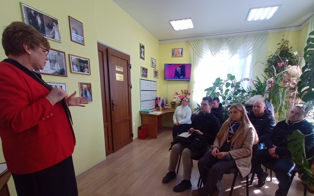 Алуштинский городской отдел ЗАГС на занятие Школы молодоженов пригласил пару будущих новобрачных и 5 пар родителей новорожденных малышей Алуштинский городской отдел ЗАГС на занятие Школы молодоженов пригласил пару будущих новобрачных и 5 пар родителей новорожденных малышей