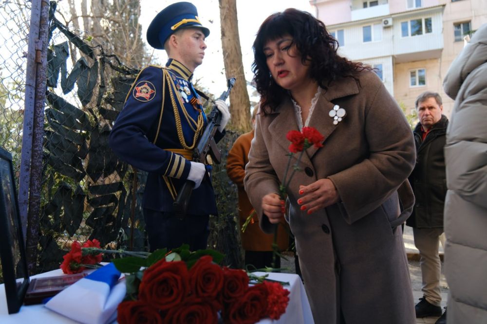 В память о Герое. В Ялте почтили память местного жителя – Александра Юрьевича Слабинского, погибшего под Донецком в прошлом году в ходе проведения Специальной военной операции. Памятная табличка установлена на улице... В память о Герое. В Ялте почтили память местного жителя – Александра Юрьевича Слабинского, погибшего под Донецком в прошлом году в ходе проведения Специальной военной операции. Памятная табличка установлена на улице...