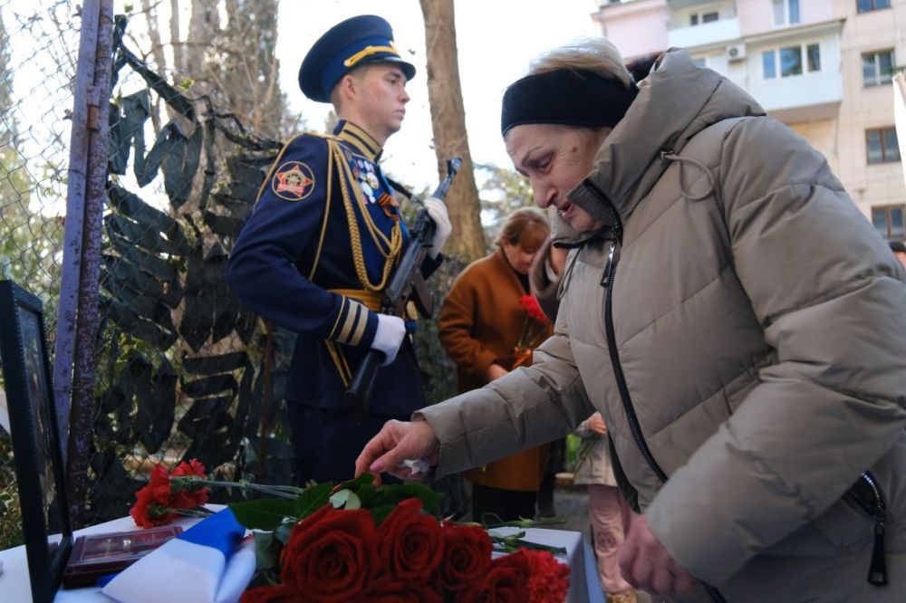 В память о Герое. В Ялте почтили память местного жителя – Александра Юрьевича Слабинского, погибшего под Донецком в прошлом году в ходе проведения Специальной военной операции. Памятная табличка установлена на улице... В память о Герое. В Ялте почтили память местного жителя – Александра Юрьевича Слабинского, погибшего под Донецком в прошлом году в ходе проведения Специальной военной операции. Памятная табличка установлена на улице...