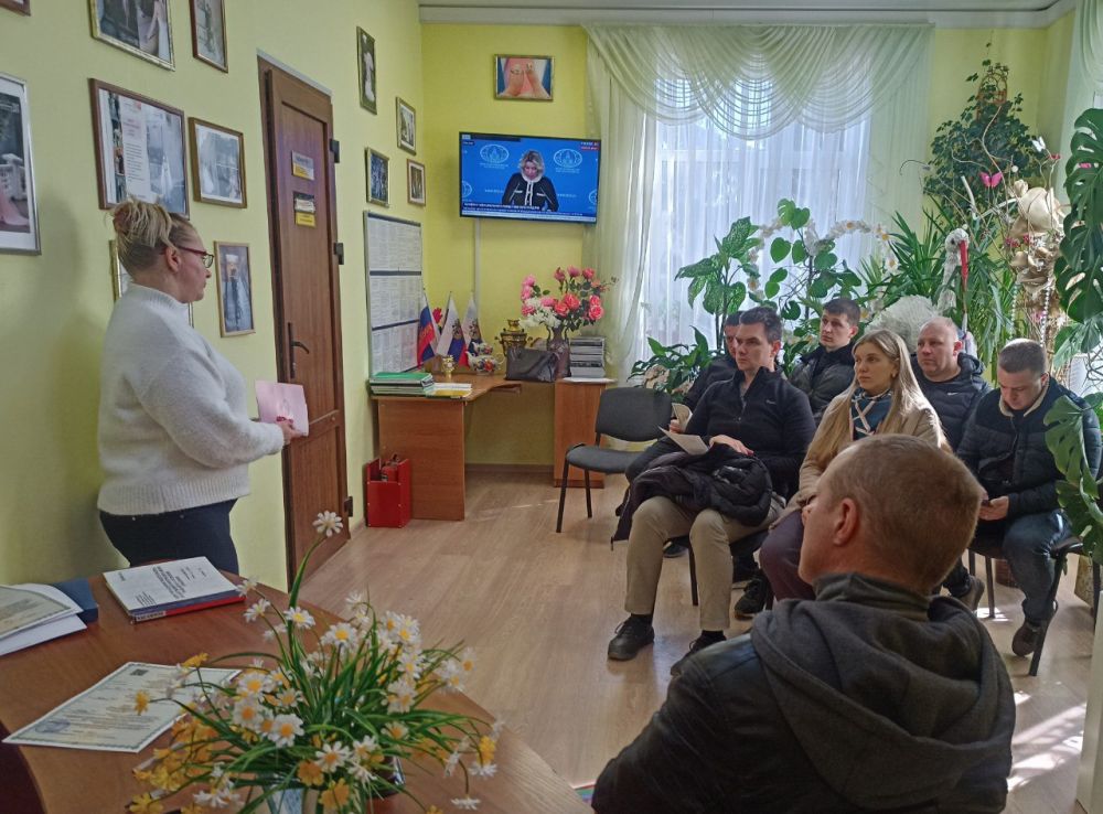 Алуштинский городской отдел ЗАГС на занятие Школы молодоженов пригласил пару будущих новобрачных и 5 пар родителей новорожденных малышей Алуштинский городской отдел ЗАГС на занятие Школы молодоженов пригласил пару будущих новобрачных и 5 пар родителей новорожденных малышей