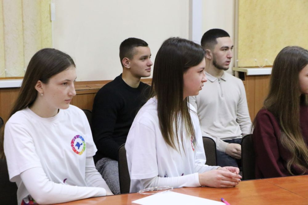 Ольга Урайкина: Сегодня в малом зале администрации Бахчисарайского района состоялась встреча лидеров ученического самоуправления с руководством района в формате «Диалог на равных» Ольга Урайкина: Сегодня в малом зале администрации Бахчисарайского района состоялась встреча лидеров ученического самоуправления с руководством района в формате «Диалог на равных»