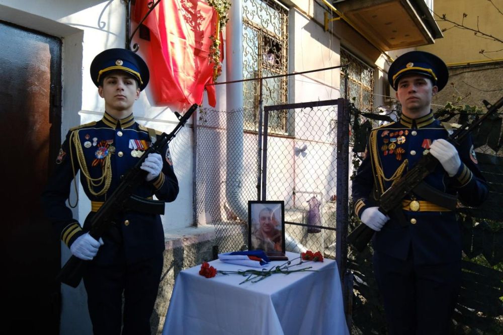 В Ялте установили памятную доску бойцу СВО В Ялте установили памятную доску бойцу СВО