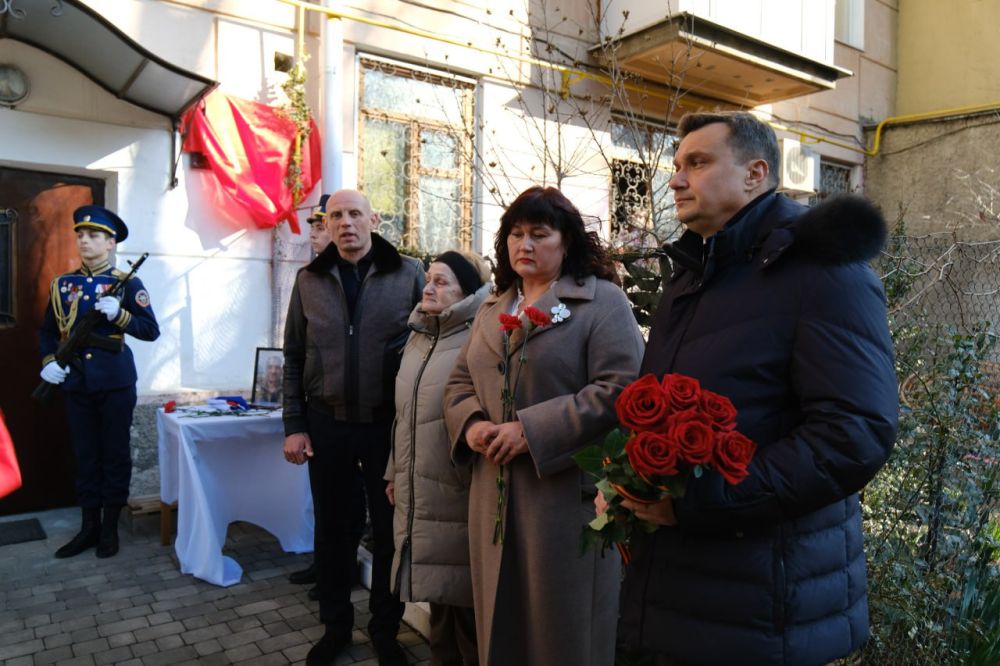 В память о Герое. В Ялте почтили память местного жителя – Александра Юрьевича Слабинского, погибшего под Донецком в прошлом году в ходе проведения Специальной военной операции. Памятная табличка установлена на улице... В память о Герое. В Ялте почтили память местного жителя – Александра Юрьевича Слабинского, погибшего под Донецком в прошлом году в ходе проведения Специальной военной операции. Памятная табличка установлена на улице...