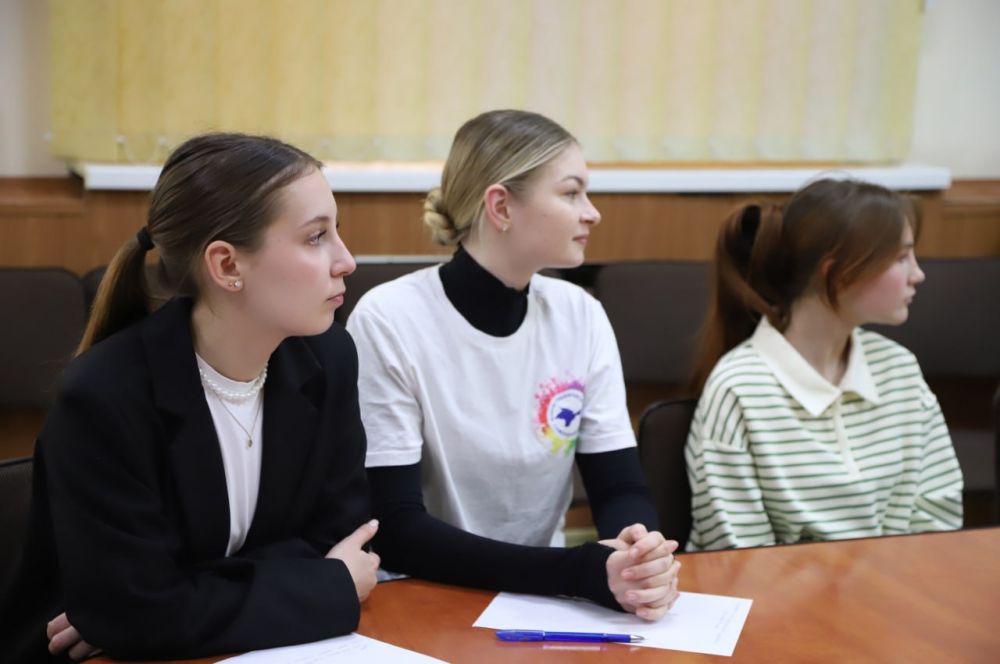 Анжелика Ястребова: С главой муниципального образования Бахчисарайский район - председателем районного совета Ольгой Урайкиной обсудили инициативы лидеров ученического самоуправления в формате «Диалог на равных» Анжелика Ястребова: С главой муниципального образования Бахчисарайский район - председателем районного совета Ольгой Урайкиной обсудили инициативы лидеров ученического самоуправления в формате «Диалог на равных»