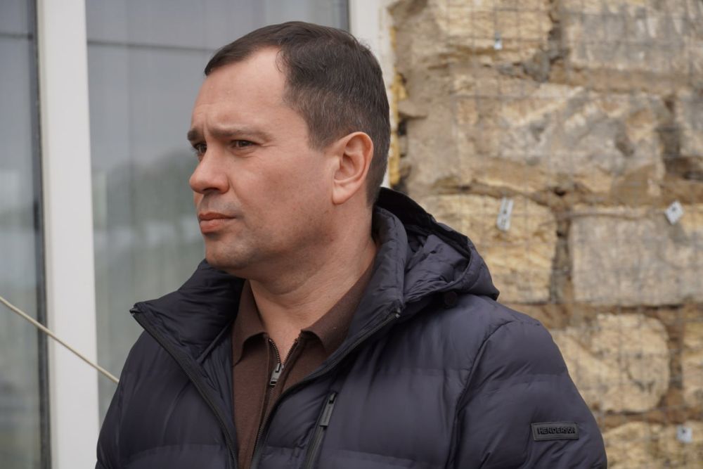 Глава администрации Керчи Олег КАТОРГИН провел выездное совещание с представителями строительного контроля «РосКапСтроя» и подрядной организации на стадионе 50-летия Октября Глава администрации Керчи Олег КАТОРГИН провел выездное совещание с представителями строительного контроля «РосКапСтроя» и подрядной организации на стадионе 50-летия Октября