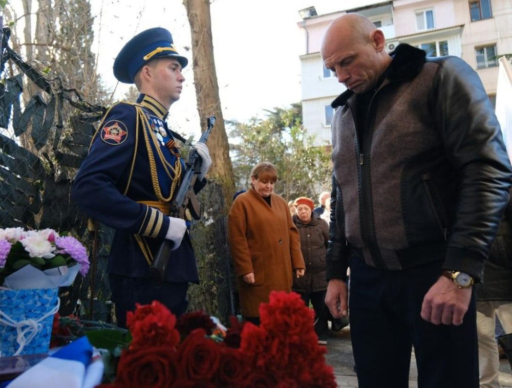 В Ялте установили памятную доску бойцу СВО В Ялте установили памятную доску бойцу СВО