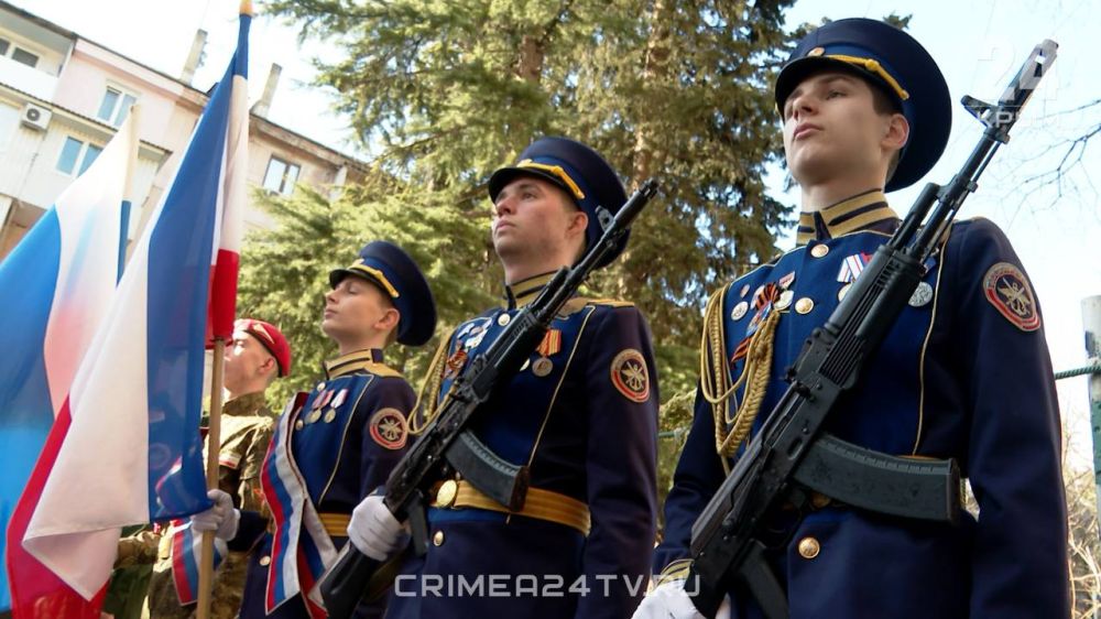 Табличку, посвящённую участнику СВО, установили в Ялте Табличку, посвящённую участнику СВО, установили в Ялте