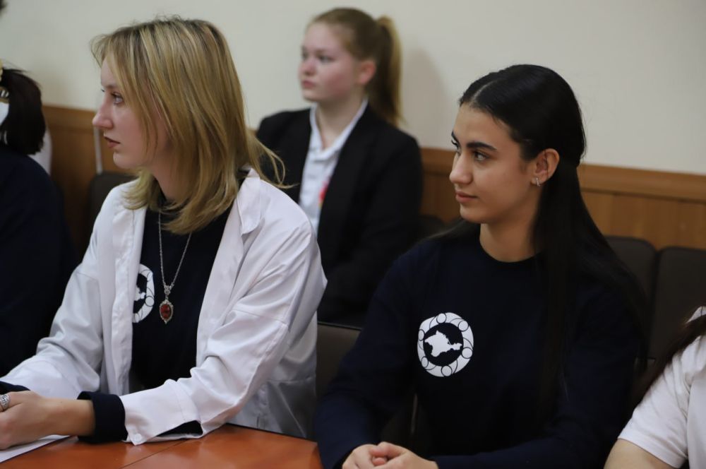 Анжелика Ястребова: С главой муниципального образования Бахчисарайский район - председателем районного совета Ольгой Урайкиной обсудили инициативы лидеров ученического самоуправления в формате «Диалог на равных» Анжелика Ястребова: С главой муниципального образования Бахчисарайский район - председателем районного совета Ольгой Урайкиной обсудили инициативы лидеров ученического самоуправления в формате «Диалог на равных»