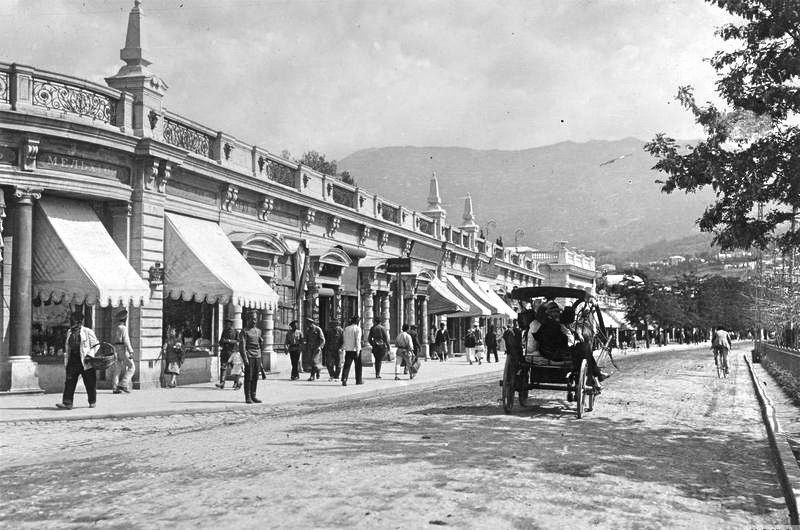 В этот день в 1903 году Антон Чехов в письме к своей жене Ольге Книппер сообщал об открытии в торговых рядах купца Николая Стахеева на набережной гастрономического магазина знаменитого петербургского ресторатора Жана-Пьера... В этот день в 1903 году Антон Чехов в письме к своей жене Ольге Книппер сообщал об открытии в торговых рядах купца Николая Стахеева на набережной гастрономического магазина знаменитого петербургского ресторатора Жана-Пьера...