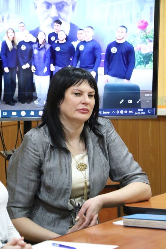 Ольга Урайкина: Сегодня в малом зале администрации Бахчисарайского района состоялась встреча лидеров ученического самоуправления с руководством района в формате «Диалог на равных» Ольга Урайкина: Сегодня в малом зале администрации Бахчисарайского района состоялась встреча лидеров ученического самоуправления с руководством района в формате «Диалог на равных»