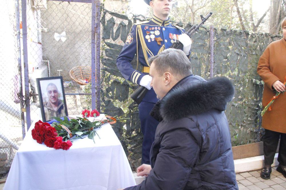 Константин Шимановский: На Московской, 39 открыта мемориальная доска в память о Герое современности Александре Юрьевиче Слабинском, погибшем при исполнении воинского долга Константин Шимановский: На Московской, 39 открыта мемориальная доска в память о Герое современности Александре Юрьевиче Слабинском, погибшем при исполнении воинского долга