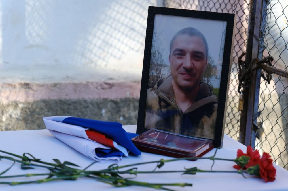 В память о Герое. В Ялте почтили память местного жителя – Александра Юрьевича Слабинского, погибшего под Донецком в прошлом году в ходе проведения Специальной военной операции. Памятная табличка установлена на улице... В память о Герое. В Ялте почтили память местного жителя – Александра Юрьевича Слабинского, погибшего под Донецком в прошлом году в ходе проведения Специальной военной операции. Памятная табличка установлена на улице...