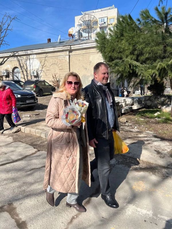 «Материнское сердце». В Гаспре в преддверии Международного женского дня поздравляли жительниц посёлка, имеющих статус детей войны «Материнское сердце». В Гаспре в преддверии Международного женского дня поздравляли жительниц посёлка, имеющих статус детей войны