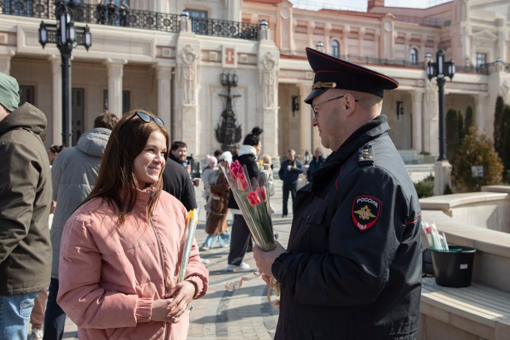 На территории музейно-храмового комплекса «Новый Херсонес» полицейские вместе с общественниками организовали для прекрасных жительниц города поздравительную акцию «8 Марта – в каждый дом!» На территории музейно-храмового комплекса «Новый Херсонес» полицейские вместе с общественниками организовали для прекрасных жительниц города поздравительную акцию «8 Марта – в каждый дом!»
