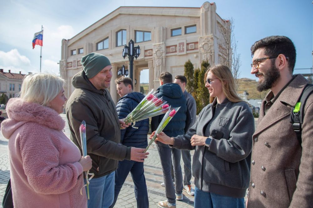 На территории музейно-храмового комплекса «Новый Херсонес» полицейские вместе с общественниками организовали для прекрасных жительниц города поздравительную акцию «8 Марта – в каждый дом!» На территории музейно-храмового комплекса «Новый Херсонес» полицейские вместе с общественниками организовали для прекрасных жительниц города поздравительную акцию «8 Марта – в каждый дом!»