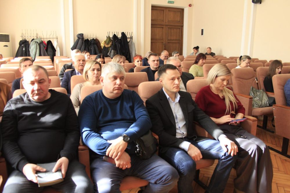 Михаил Афанасьев: Провёл совещание с представителями Совета председателей МКД Центрального Крыма, управляющих и ресурсоснабжающих организаций, Инспекции по жилищному надзору РК Михаил Афанасьев: Провёл совещание с представителями Совета председателей МКД Центрального Крыма, управляющих и ресурсоснабжающих организаций, Инспекции по жилищному надзору РК