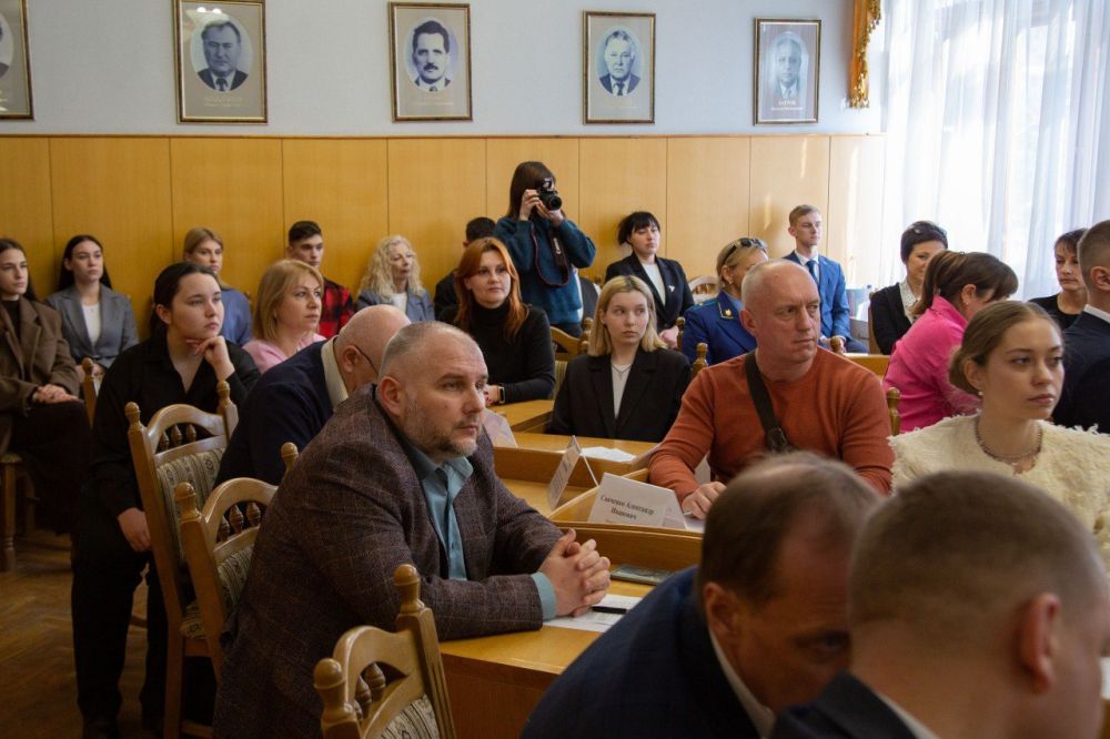 Сотрудники МВД по Республике Крым приняли участие в заседании Регионального совета по гражданско-патриотическому воспитанию, профилактике терроризма и деструктивного поведения молодежи при КФУ им.В.И Сотрудники МВД по Республике Крым приняли участие в заседании Регионального совета по гражданско-патриотическому воспитанию, профилактике терроризма и деструктивного поведения молодежи при КФУ им.В.И