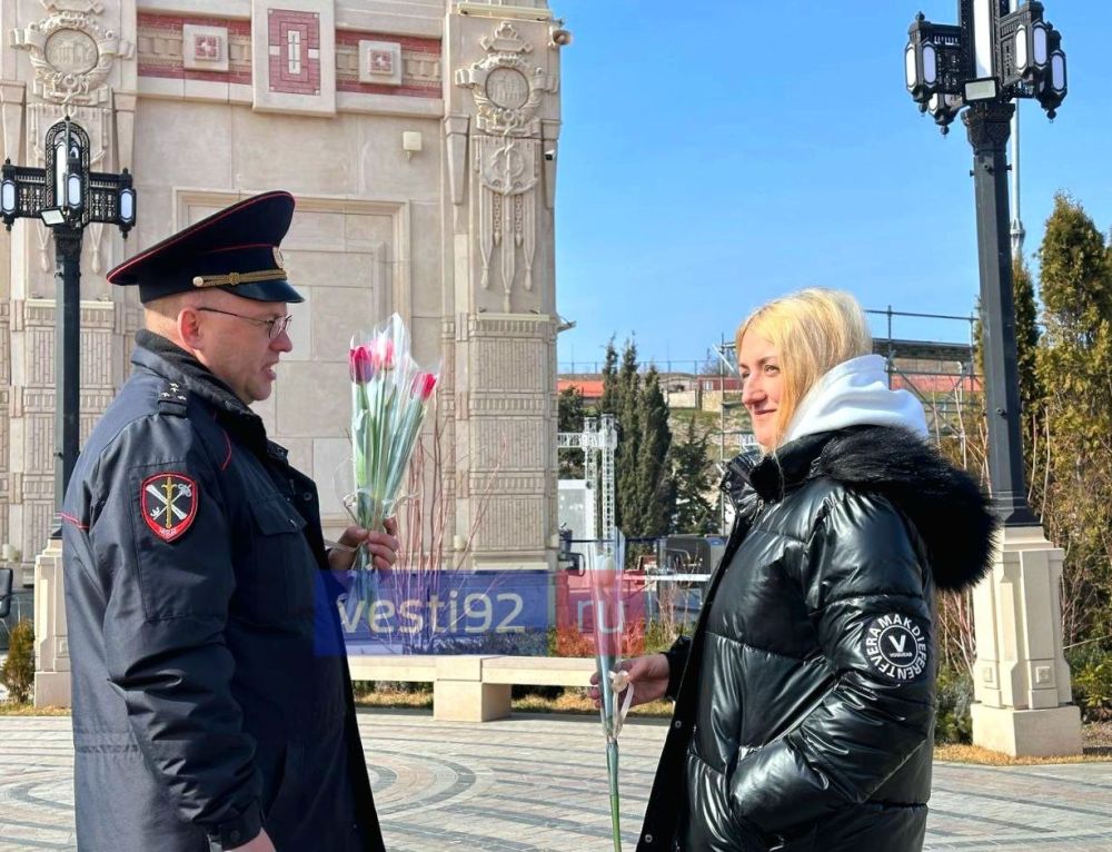 В преддверии 8 Марта для жительниц Севастополя проходит концерт – весенняя музыка звучит в Новом Херсонесе Оркестр исполняет известные праздничные песни, а общественники и сотрудники полиции поздравляют представительниц... В преддверии 8 Марта для жительниц Севастополя проходит концерт – весенняя музыка звучит в Новом Херсонесе Оркестр исполняет известные праздничные песни, а общественники и сотрудники полиции поздравляют представительниц...