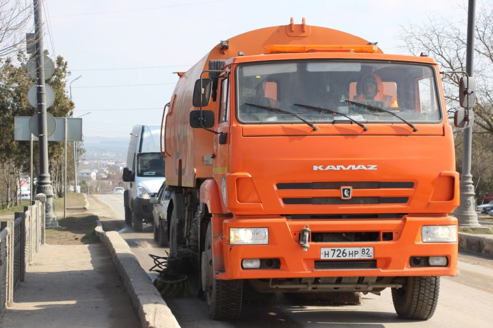 Стартовал весенний сезон механизированной уборки городских дорог Стартовал весенний сезон механизированной уборки городских дорог