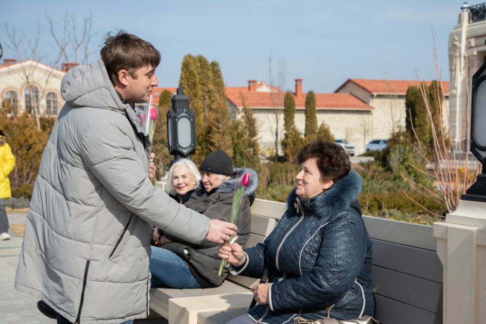На территории музейно-храмового комплекса «Новый Херсонес» полицейские вместе с общественниками организовали для прекрасных жительниц города поздравительную акцию «8 Марта – в каждый дом!» На территории музейно-храмового комплекса «Новый Херсонес» полицейские вместе с общественниками организовали для прекрасных жительниц города поздравительную акцию «8 Марта – в каждый дом!»