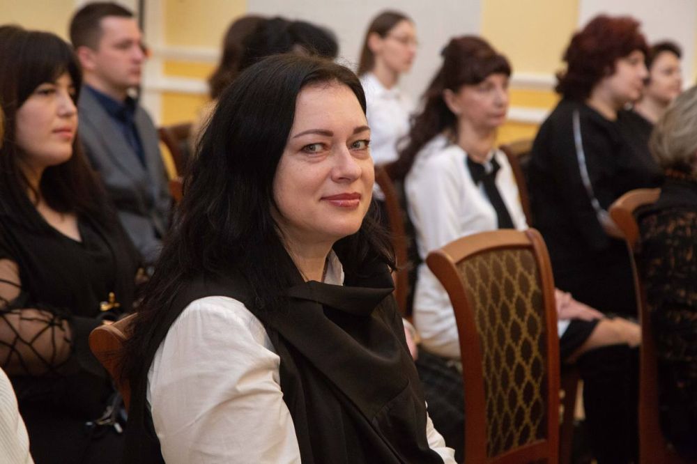 Первый заместитель Председателя Государственного Совета Республики Крым, руководитель фракции «Единая Россия» Андрей Козырев поздравил крымчанок с наступающим Международным женским днём и вручил государственные награды Первый заместитель Председателя Государственного Совета Республики Крым, руководитель фракции «Единая Россия» Андрей Козырев поздравил крымчанок с наступающим Международным женским днём и вручил государственные награды