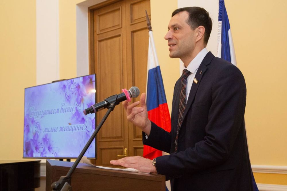 Первый заместитель Председателя Государственного Совета Республики Крым, руководитель фракции «Единая Россия» Андрей Козырев поздравил крымчанок с наступающим Международным женским днём и вручил государственные награды Первый заместитель Председателя Государственного Совета Республики Крым, руководитель фракции «Единая Россия» Андрей Козырев поздравил крымчанок с наступающим Международным женским днём и вручил государственные награды