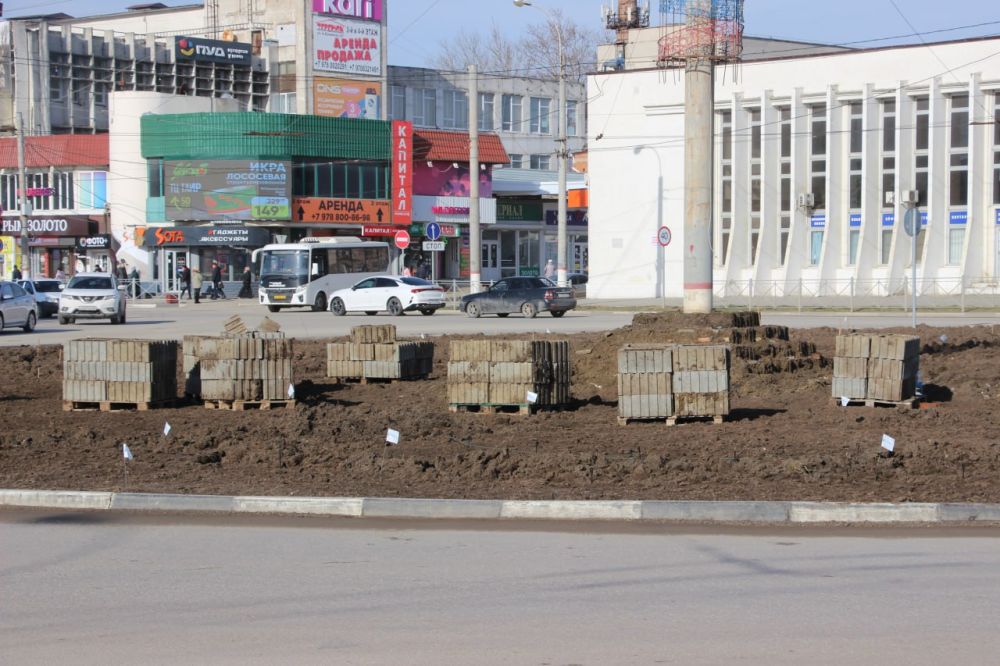 #зеленые_насаждения. Продолжаются работы по благоустройству транспортных колец на автовокзале и на перекрестке ул. Чкалова #зеленые_насаждения. Продолжаются работы по благоустройству транспортных колец на автовокзале и на перекрестке ул. Чкалова
