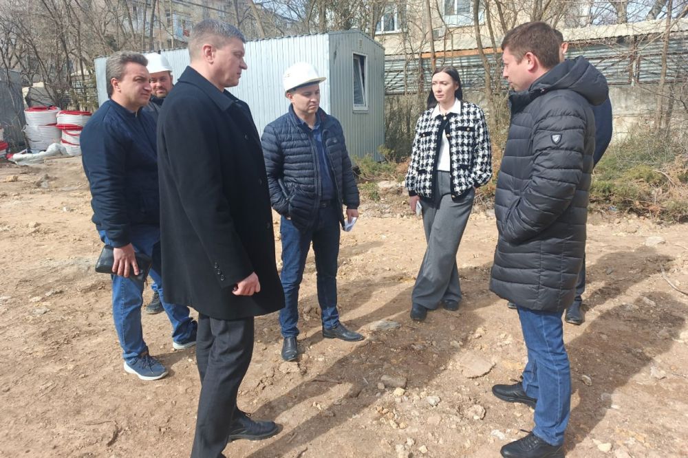 Александр Юрьев проверил ход по реконструкции детского сада «Росинка» Александр Юрьев проверил ход по реконструкции детского сада «Росинка»