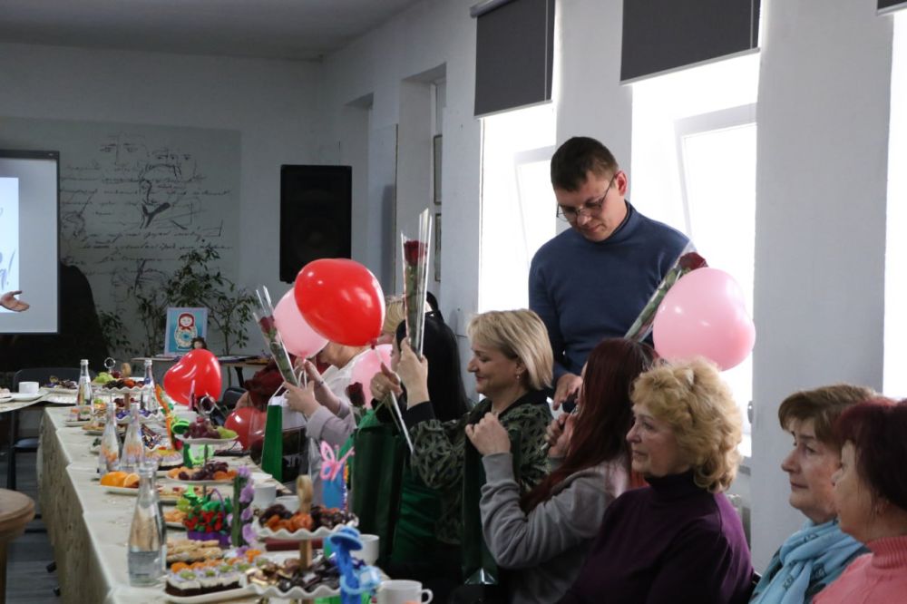 Ольга Урайкина: В преддверии Международного женского дня в библиотеке им. Пушкина совместно с депутатом Государственного Совета Республики Крым Василием Рогатиным, главой администрации Бахчисарайского района Анжеликой... Ольга Урайкина: В преддверии Международного женского дня в библиотеке им. Пушкина совместно с депутатом Государственного Совета Республики Крым Василием Рогатиным, главой администрации Бахчисарайского района Анжеликой...