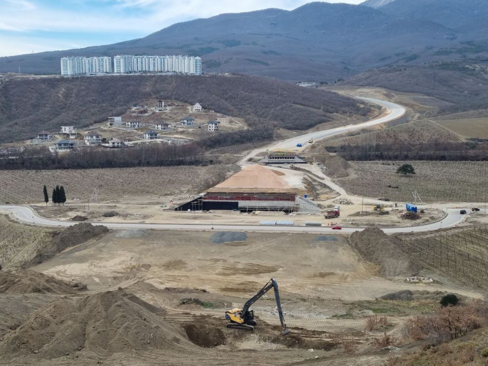В Крыму продолжается строительство автомобильной дороги в обход Алушты В Крыму продолжается строительство автомобильной дороги в обход Алушты