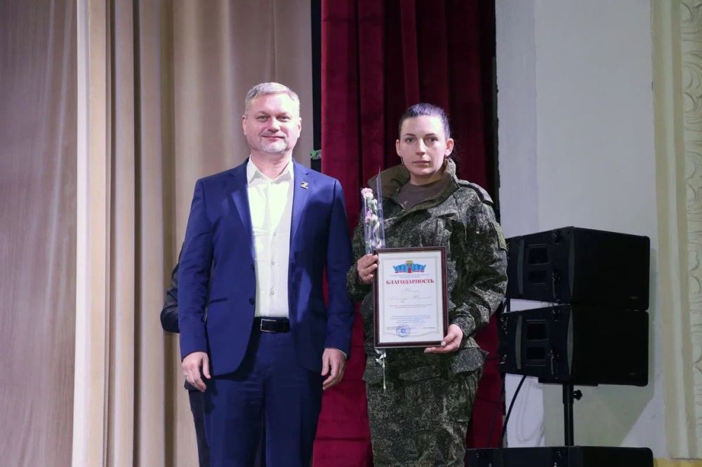 Игорь Ткаченко: Сегодня мы славили женщин. В клубе войсковой части состоялся концерт-поздравление в честь предстоящего женского праздника 8 Марта Игорь Ткаченко: Сегодня мы славили женщин. В клубе войсковой части состоялся концерт-поздравление в честь предстоящего женского праздника 8 Марта